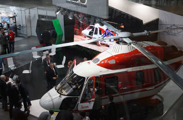 المعرض الدولي الثاني عشر لصناعة المروحيات HeliRussia - 2019 في معرض كروكوس إكسبو في موسكو - مقصورة المروحية الروسية متعددة المهام Ансат من الفئة 7-9 - سبوتنيك عربي