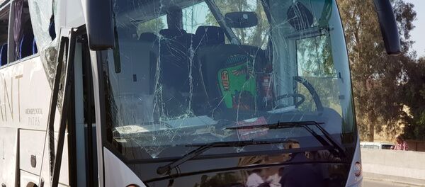 تهشم زجاج حافلة سياحية قرب المتحف المصري الكبير في الجيزة، مصر، 19 مايو/أيار 2019 - سبوتنيك عربي