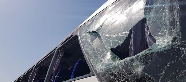 تهشم زجاج حافلة سياحية قرب المتحف المصري الكبير في الجيزة، مصر، 19 مايو/أيار 2019  - سبوتنيك عربي