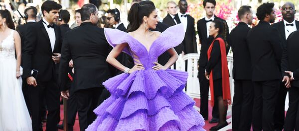 عارضة الأزياء شريريتا جينيسن على السجادة الحمراء لمهرجان كان السينمائي الدولي في نسخته الـ72 - سبوتنيك عربي