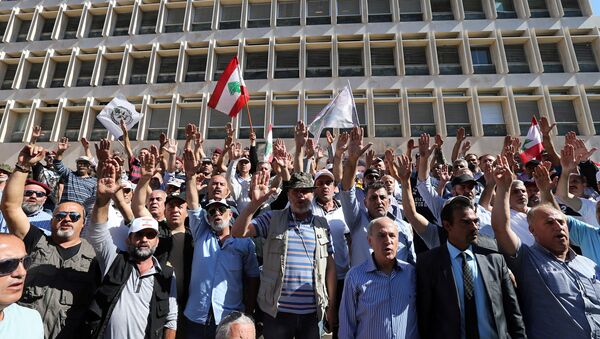 جنود لبنانيون متقاعدون في أثناء مشاركتهم في احتجاج على مسودة مقترحات ميزانية الدولة أمام البنك المركزي في بيروت - سبوتنيك عربي
