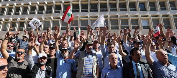 جنود لبنانيون متقاعدون في أثناء مشاركتهم في احتجاج على مسودة مقترحات ميزانية الدولة أمام البنك المركزي في بيروت - سبوتنيك عربي