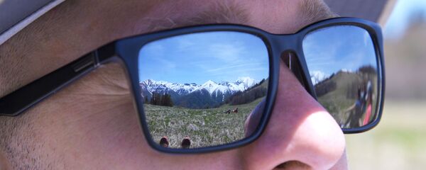 انعكاس على نظارات سائح لمراعي أباغو في الجزء الشمالي من المحمية الطبيعية القوقازية باسم خ. غ. شابوشنيكوف انعكاس على نظارات سائح لمراعي أباغو في الجزء الشمالي من المحمية الطبيعية القوقازية باسم خ. غ. شابوشنيكوف - سبوتنيك عربي