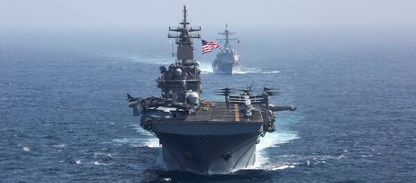 سفينة الهجوم البرمائية التابعة للبحرية الأمريكية يو إس إس كيرسارج ومدمرة صواريخ موجهة من طراز أرلي بيرك من طراز يو إس إس بينبريدج تبحر في بحر العرب - سبوتنيك عربي