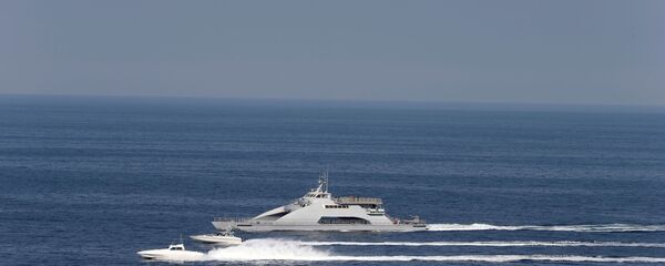 صورة أرشيفية : زورق سريع تابع للحرس الثوري الإيراني يقترب من السفينة الأمريكية جون س. ستينيس، التي كانت تقترب من مضيق هرمز، إيران 21 ديسمبر/ كانون الأول 2018 صورة أرشيفية : زورق سريع تابع للحرس الثوري الإيراني يقترب من السفينة الأمريكية جون س. ستينيس، التي كانت تقترب من مضيق هرمز، إيران 21 ديسمبر/ كانون الأول 2018 - سبوتنيك عربي