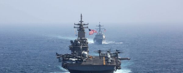 حاملة الطائرات التابعة للبحرية الأمريكية أبراهام لنكولن وسفينة هجومية كيرسارج في بحر العرب في 17 مايو/ أيار 2019 - سبوتنيك عربي