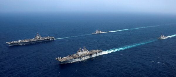 حاملة الطائرات التابعة للبحرية الأمريكية أبراهام لنكولن وسفن هجومية كيرسارج في بحر العرب في 20 مايو/ أيار 2019 - سبوتنيك عربي