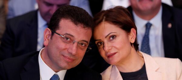 جنان كفتانجي أوغلو مع إمام أوغلو مرشح حزب الشعب الجمهوري المعارض في إسطنبول خلال اجتماع تنسيق الحملة في إسطنبول - سبوتنيك عربي