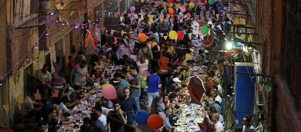 مائدة إفطار رمضاني جماعي في أحياء القاهرة - سبوتنيك عربي