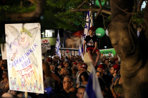 إسرائيليون يحتجون على تشريع يعفي نتنياهو من المحاكمة في تل أبيب إسرائيليون يحتجون على تشريع يعفي نتنياهو من المحاكمة في تل أبيب - سبوتنيك عربي