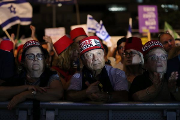 إسرائيليون يحتجون على تشريع يعفي نتنياهو من المحاكمة في تل أبيب إسرائيليون يحتجون على تشريع يعفي نتنياهو من المحاكمة في تل أبيب - سبوتنيك عربي