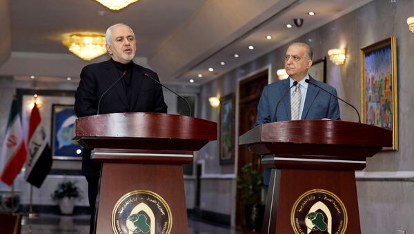 وزير الخارجية الإيراني محمد جواد ظريف خلال مؤتمر صحفي مع وزير الخارجية العراقي محمد علي الحكيم في بغداد - سبوتنيك عربي
