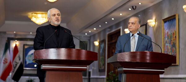 وزير الخارجية الإيراني محمد جواد ظريف خلال مؤتمر صحفي مع وزير الخارجية العراقي محمد علي الحكيم في بغداد - سبوتنيك عربي