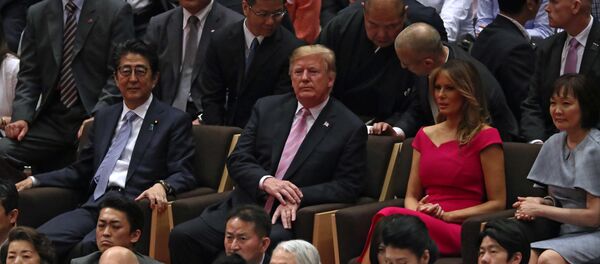 الرئيس الأمريكي دونالد ترامب وزوجته ميلانيا ترامب يحضران مباراة سومو في اليابان، 26 مايو/أيار 2019 - سبوتنيك عربي