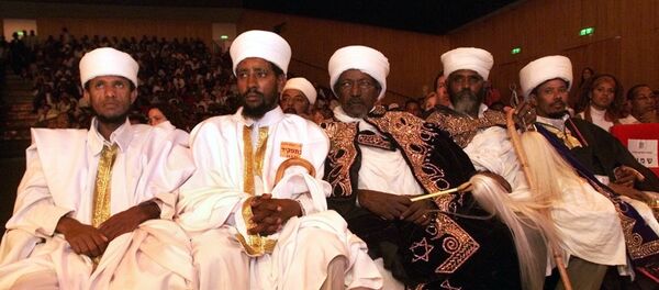 زعماء يهود إثيوبيون يشاركون في احتفال تذكاري بمناسبة إجلاء اليهود الإثيوبيين إلى إسرائيل في القدس بعد عشر سنوات من نقل جوي مثير أطلق عليه اسم عملية سولومون جلب 14000 يهودي إثيوبي إلى إسرائيل - سبوتنيك عربي