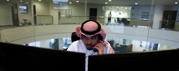 متداول سعودي يراقب سوق الأسهم على الشاشات في الرياض متداول سعودي يراقب سوق الأسهم على الشاشات في الرياض - سبوتنيك عربي