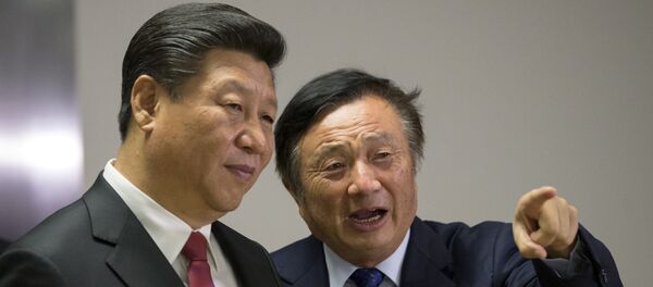 مؤسس هواوي رن زهينغفي متحدثاً إلأى الرئيس الصيني شي جين بينغ في أثناء تواجده في مكتب الشركة في لندن - سبوتنيك عربي