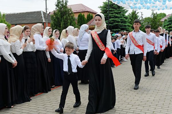 تلاميذ خلال مراسم الاحتفال بـ الجرس الأخير في مدرسة رقم 1 في بلدة أخمات-يورت، الشيشان، روسيا - سبوتنيك عربي