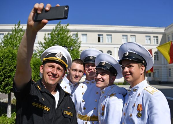 تلاميذ خلال مراسم الاحتفال بـ الجرس الأخير في معهد ناخيموف للقوات البحرية العسكرية في سيفاستوبل، القرم - سبوتنيك عربي