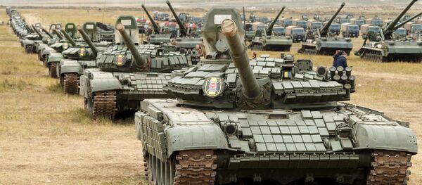دبابات تي-80 وتي-72 تشارك في مسابقة فوستوك-2018 العسكري - سبوتنيك عربي