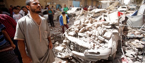 سكان يخرجون إلى موقع قصف التحالف العربي بقيادة السعودية في صنعاء،  اليمن 16 مايو/ أيار 2019 - سبوتنيك عربي