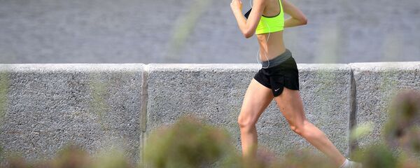 فتاة تمارس رياضة الركض في إحدى شوارع موسكو فتاة تمارس رياضة الركض في إحدى شوارع موسكو - سبوتنيك عربي