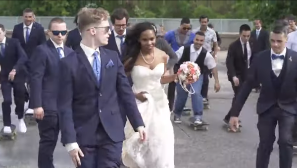 تعرض عروس لموقف محرج للغاية عندما أرادت التزلج في حفل زفافها - سبوتنيك عربي