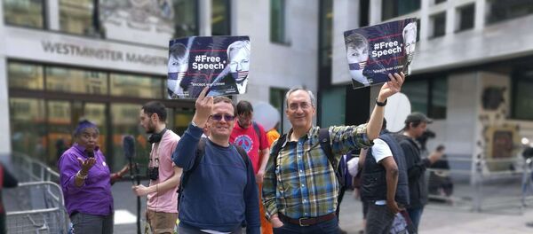 احتجاجات مؤيدي أسانج أمام المحكمة في بريطانيا - سبوتنيك عربي