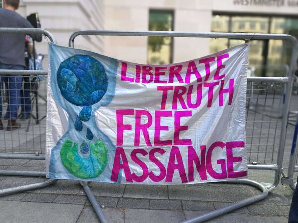 احتجاجات مؤيدي أسانج أمام المحكمة في بريطانيا - سبوتنيك عربي