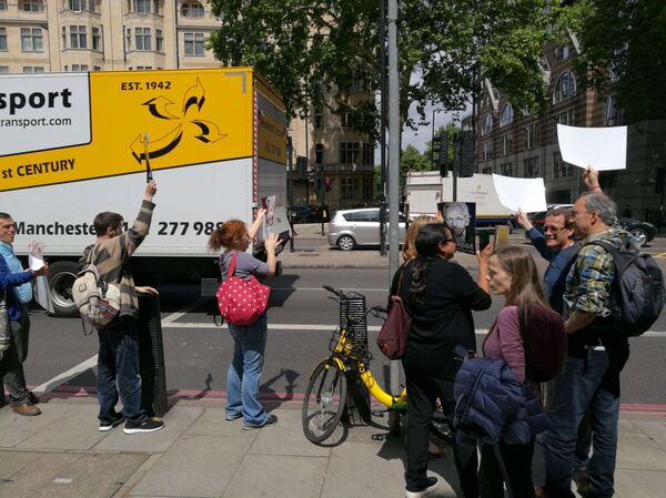 احتجاجات مؤيدي أسانج أمام المحكمة في بريطانيا - سبوتنيك عربي