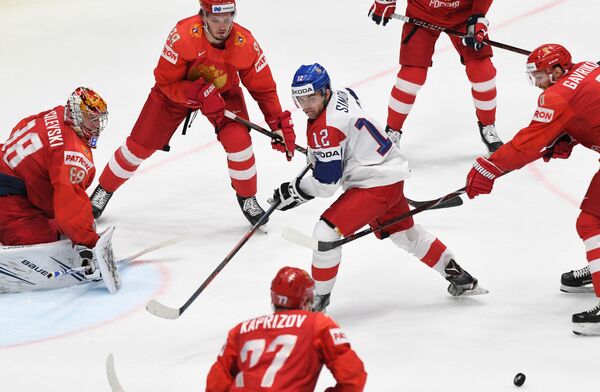 لاعب المنتخب التشيكي دومينيك سيمون في مبارة للحصول على المركز الثالث في إطار بطولة العالم للهوكي بين منتخبي روسيا وجمهورية التشيك، والذي كان من نصيب المنتخب الروسي - سبوتنيك عربي