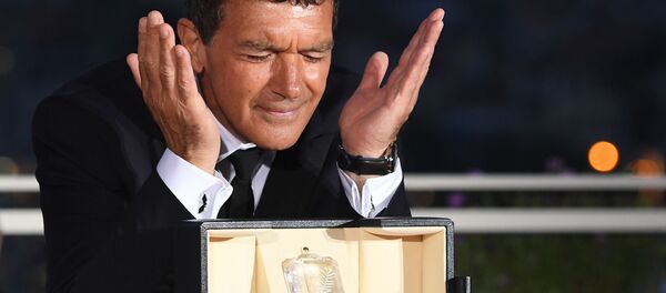 الممثل أنطونيو بانديراس، الحائز على جائزة أفضل ممثل عن دوره في فيلم الألم والمجد (Dolor y gloria)، أثناء جلسة تصوير الفائزين في الحفل الختامي لمهرجان كان السينمائي الدولي الثاني والسبعين - سبوتنيك عربي