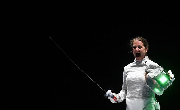 الروسية صوفيا فيليكايا تبتهج بفوزها في المباراة النهائية ضد نظيرتها الصينية شاو ياتسي في بطولة موسكو الدولية المبارزة الرياضية - 2019 - سبوتنيك عربي