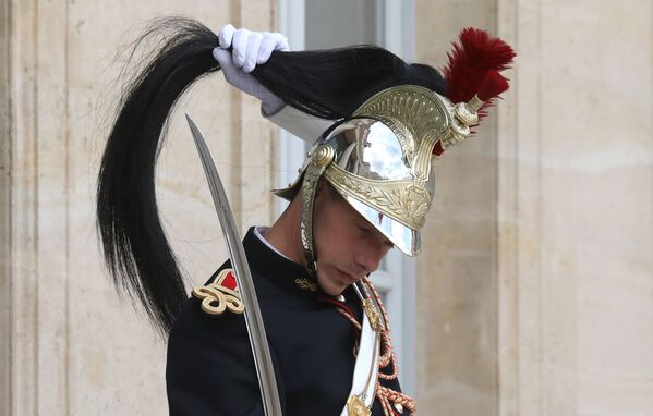جندي من الحرس الجمهوري الفرنسي يشارك في مراسم استقبال رئيس مدغشقر، أندريه راجولينا، في قصر الإليزيه، باريس 29 مايو/ أيار 2019 - سبوتنيك عربي