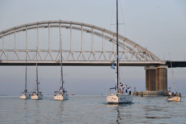 يخوت تشارك في سباق القوارب الشراعية، الذي يقام في إطار المشروع السياحي الطوق الذهبي لمملكة البوسفور في مضيق كيرتش - سبوتنيك عربي