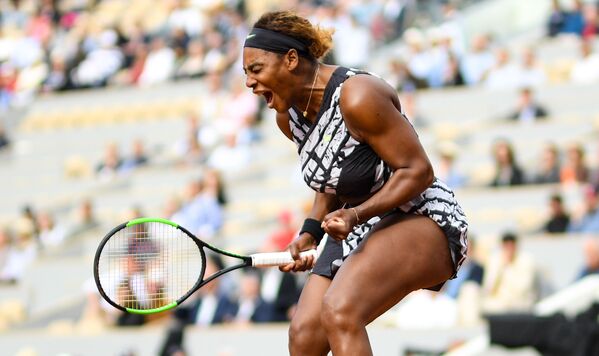 لاعبة التنس الأمريكية سيرينا ويليامز في مباراة فردية للسيدات في بطولة التنس المفتوحة الفرنسية ضد نظيرتها الروسية فيتاليا دياتشينكو - سبوتنيك عربي