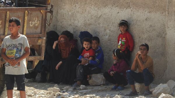 مدنيون سورين مهجرون بسبب التنظيمات الإرهابية وتصعيدها ضد الدولة السورية - سبوتنيك عربي