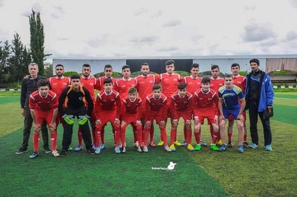 الكابتن لورنس الشمالي مع فريق فئة الشباب في مدرسة جواد الكروية - سبوتنيك عربي