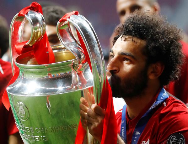 محمد صلاح يطبع قبلة على كأس دوري أبطال أوروبا بعد فوز فريقه ليفربول باللقب، 1 يونيو/حزيران 2019 - سبوتنيك عربي