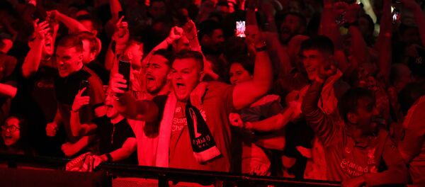 نهائي دوري أبطال أوروبا - مشجعو ليفربول يشاهدون المباراة النهائية في ليفربول - سبوتنيك عربي