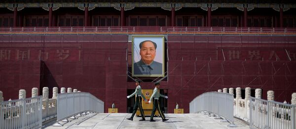 ضباط أمام صورة الزعيم الصيني الراحل ماو تسي تونغ في ميدان تيانانمين في العاصمة الصينية بكين - سبوتنيك عربي
