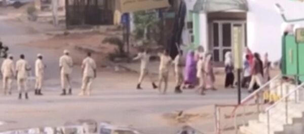صورة من فيديو للقوات السودانية ترافق مدنيين في الخرطوم يوم الاثنين 3 يونيو/ حزيران 2019 عندما تحركت قوات الأمن السودانية ضد معسكر الاعتصام في العاصمة وسمع دوي رشاشات وانفجارات وارتفع الدخان من المنطقة - سبوتنيك عربي
