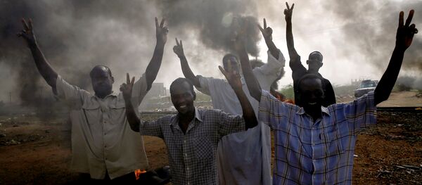 متظاهرون سودانيون في الخرطوم يلوحون بعلامات النصر ويهتفون بالشعارات على طول الشارع ويطالبون المجلس العسكري الانتقالي في البلاد بتسليم السلطة للمدنيين - سبوتنيك عربي