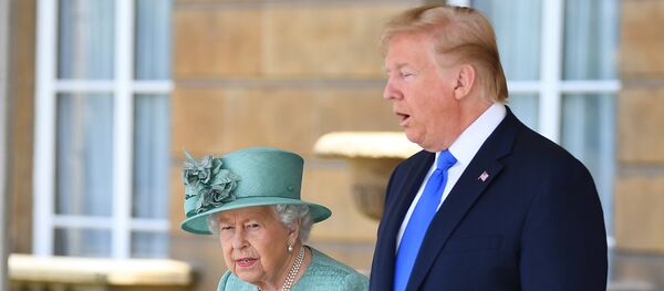 الملكة البريطانية إليزابيث الثانية تستقبل الرئيس الأمريكي دونالد ترامب وزوجته ميلانيا ترامب في قصر بيكنغهام في لندن، 03 يونيو/ حزيران 2019 - سبوتنيك عربي