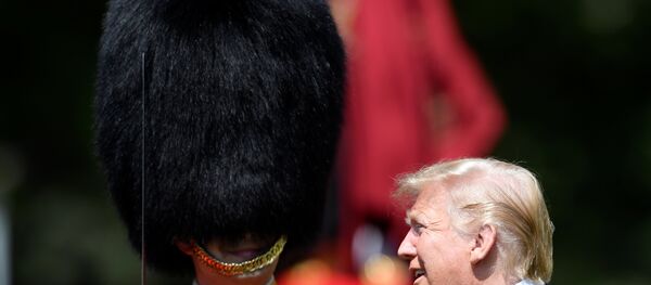 الرئيس الأمريكي دونالد ترامب يتحدث إلى حرس قصر بيكنغهام في لندن، 03 يونيو/ حزيران 2019 - سبوتنيك عربي