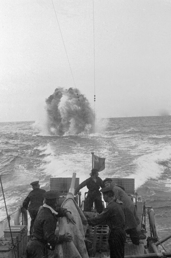 بحارة أسطول البلطيق يطلقون النار على غواصة معادية بحارة أسطول البلطيق يطلقون النار على غواصة معادية - سبوتنيك عربي