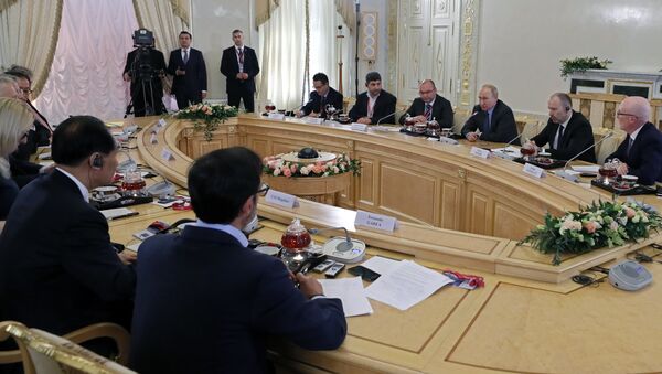 الرئيس فلاديمير بوتين خلال لقاء مع رؤساء تحرير وكالات الأنباء العالمية، في إطار منتدى سان بطرسبورغ الاقتصادي الدولي، 6 يونيو/ حزيران 2019 الرئيس فلاديمير بوتين خلال لقاء مع رؤساء تحرير وكالات الأنباء العالمية، في إطار منتدى سان بطرسبورغ الاقتصادي الدولي، 6 يونيو/ حزيران 2019 - سبوتنيك عربي