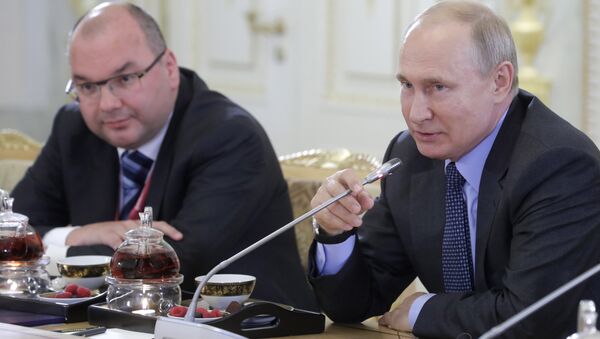 الرئيس فلاديمير بوتين خلال لقاء مع رؤساء تحرير وكالات الأنباء العالمية، في إطار منتدى سان بطرسبورغ الاقتصادي الدولي، 6 يونيو/ حزيران 2019 - سبوتنيك عربي