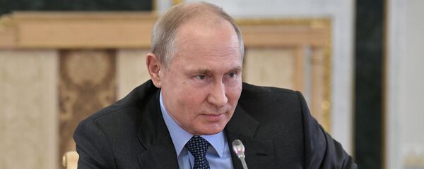 الرئيس فلاديمير بوتين خلال لقاء مع رؤساء تحرير وكالات الأنباء العالمية، في إطار منتدى سان بطرسبورغ الاقتصادي الدولي، 6 يونيو/ حزيران 2019 - سبوتنيك عربي