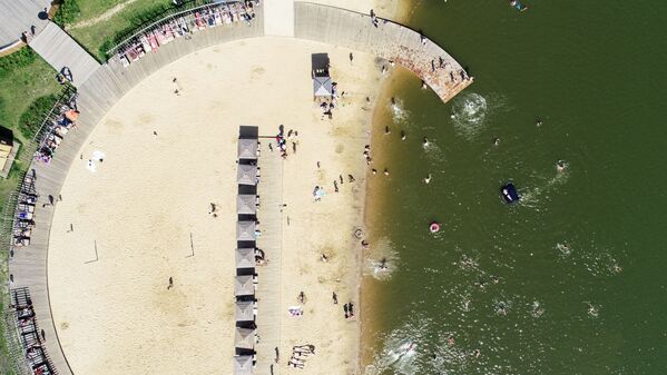 شاطئ في منطقة الترفيه والاستجمام ميشيرسكويه في موسكو - سبوتنيك عربي